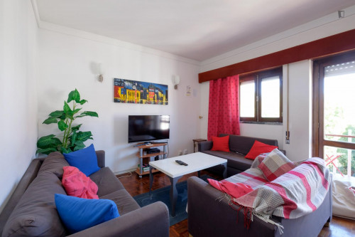 Snug single bedroom with balcony in São Sebastião, next to University of Coimbra - Gallery - 15