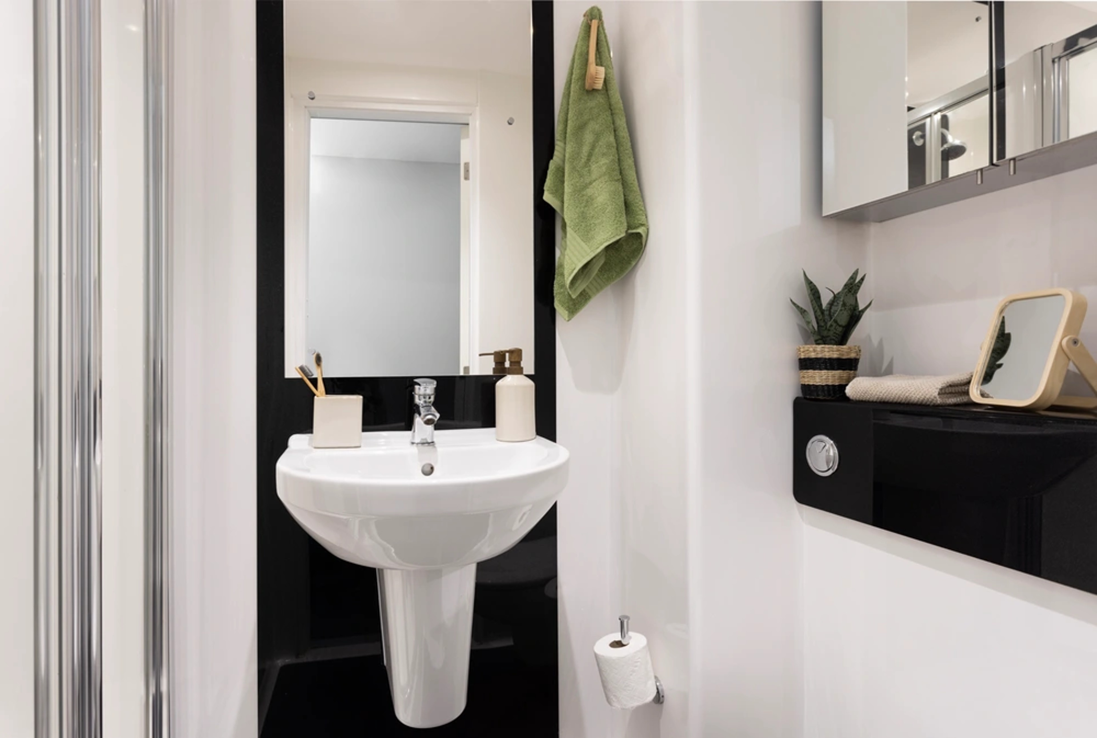  Double Wheelchair Accessible Studio  -  Unite Students Newgate Court  - Gallery -  3