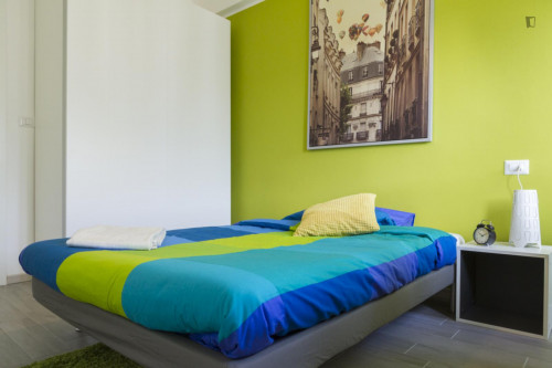 Double bedroom in a 6-bedroom flat, in Aurora