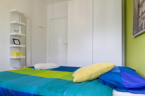 Double bedroom in a 6-bedroom flat, in Aurora