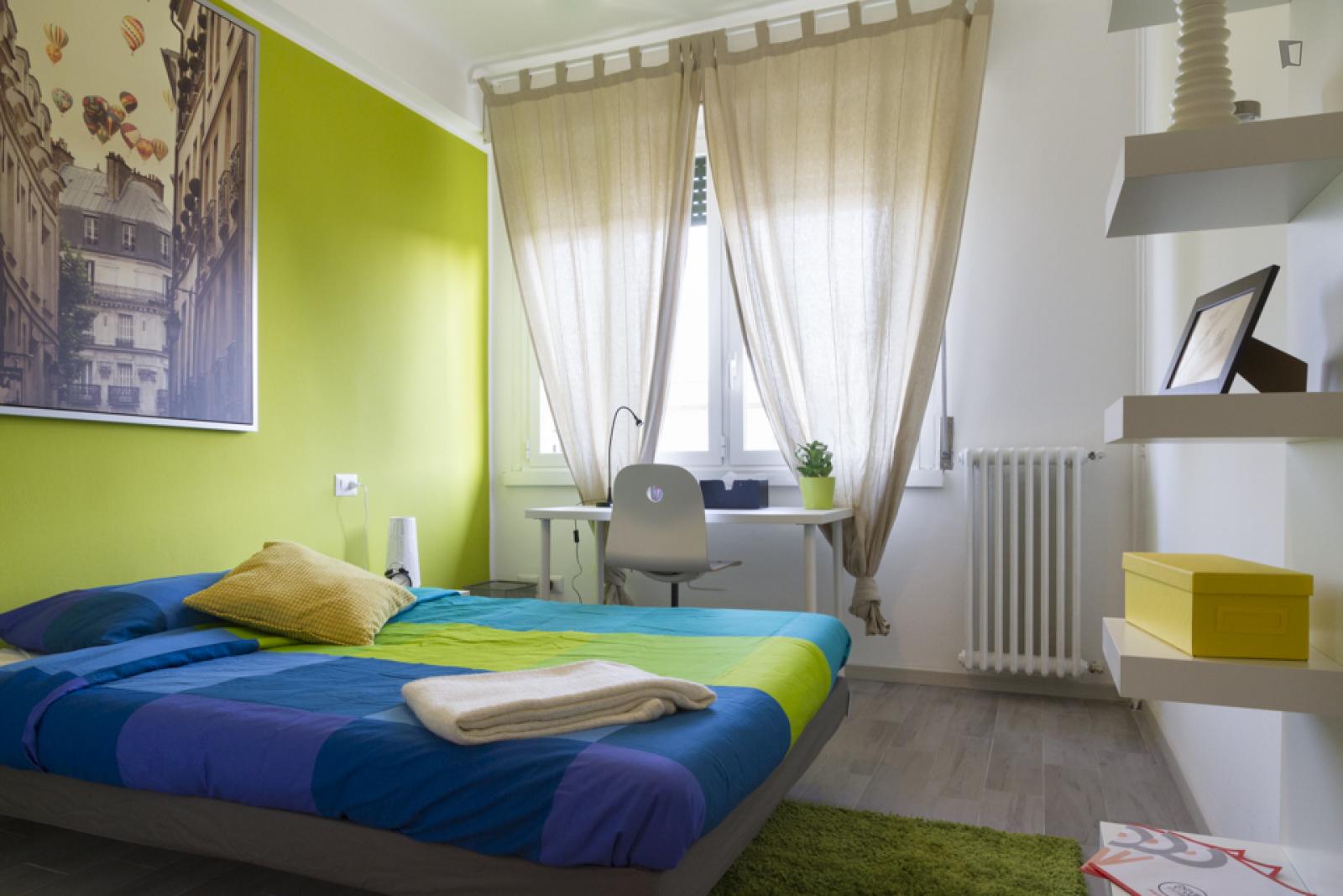 Double Bedroom In A 6-Bedroom Flat, In Aurora - 1