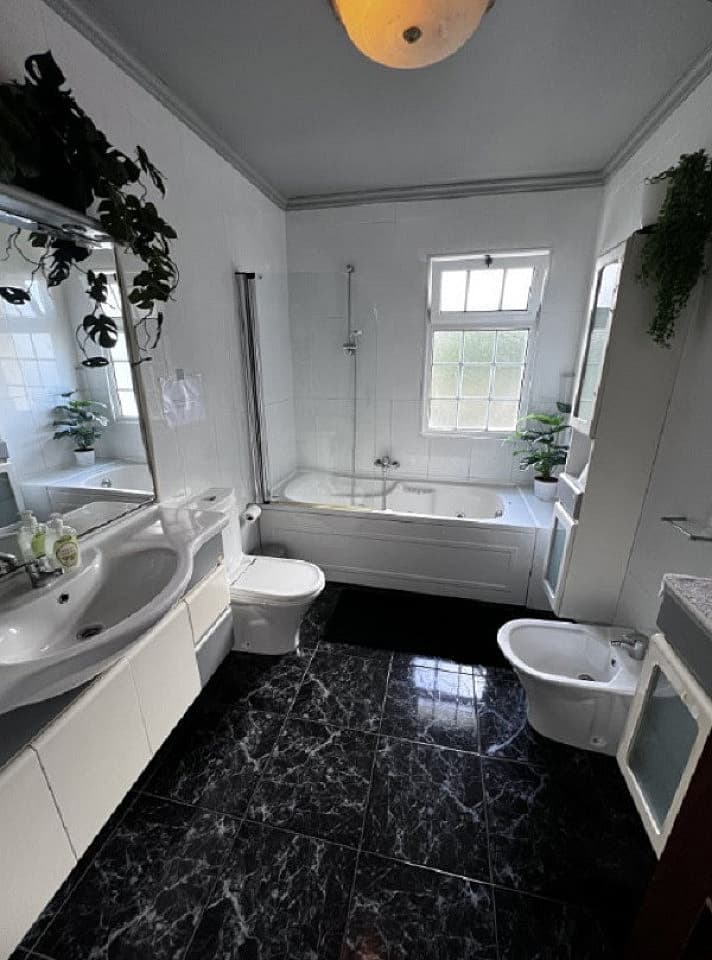 Bed In A 2-Bed Mixed Gender Room - Oustanding Stylish House w/ Coworking + Outdoor Areas - Gallery - 46