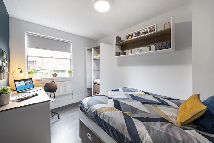  Six Bed Silver  -  Regents Court  - Gallery -  1