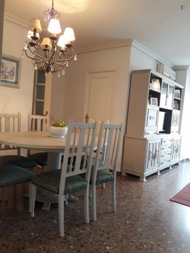 Cosy single bedroom near the Aragó metro