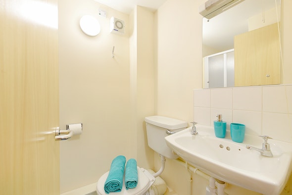  En-Suite Bronze  -  Snowdon Hall Roost  - Gallery -  3