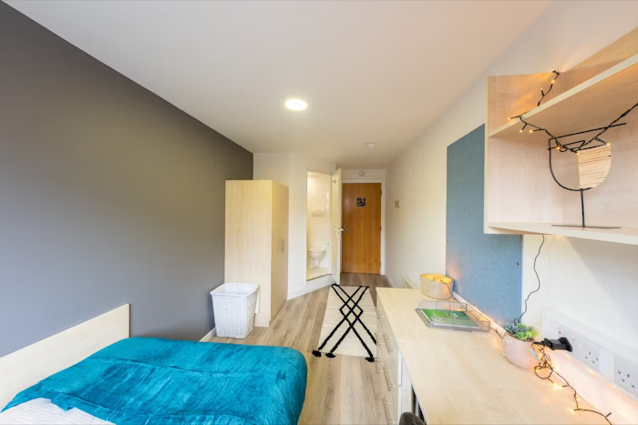  En-Suite Bronze  -  Trinity Square Roost  - Gallery -  4