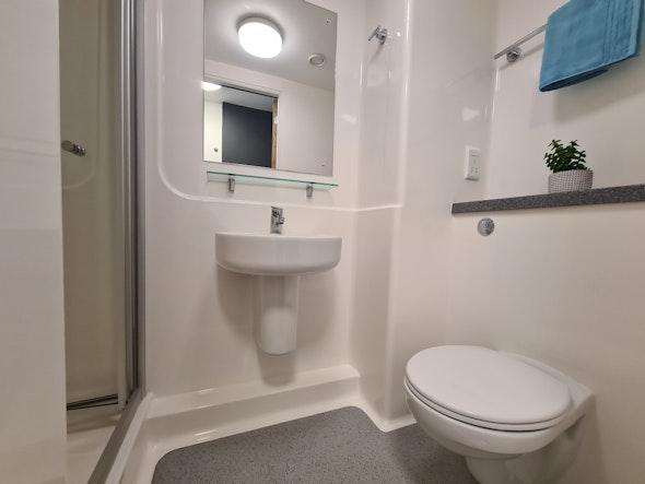  En-Suite Bronze  -  St James' Point Roost  - Gallery -  2