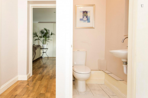 Spacious double bedroom located near Clayhall Park - Gallery - 15