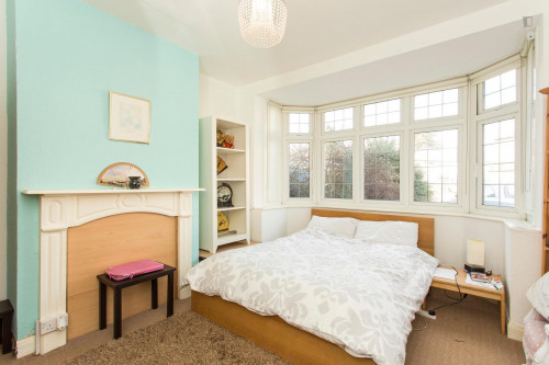 Spacious double bedroom located near Clayhall Park