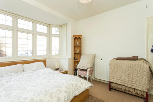 Spacious double bedroom located near Clayhall Park