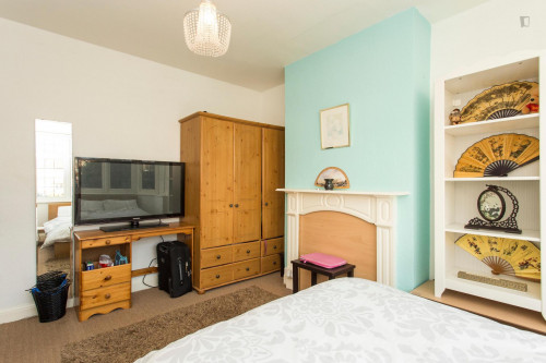 Spacious double bedroom located near Clayhall Park