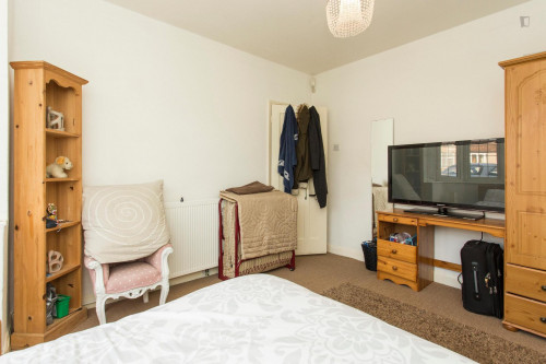 Spacious double bedroom located near Clayhall Park