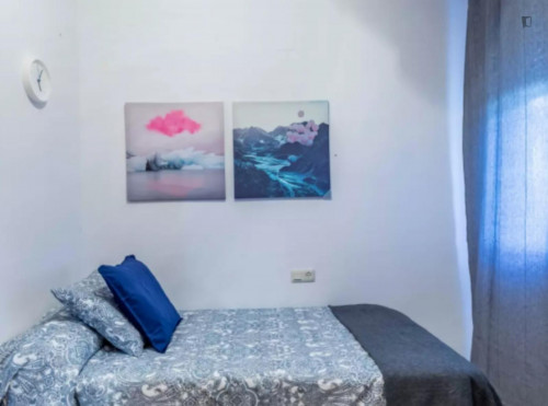 Single bedroom in a student flat, near the Ayora metro