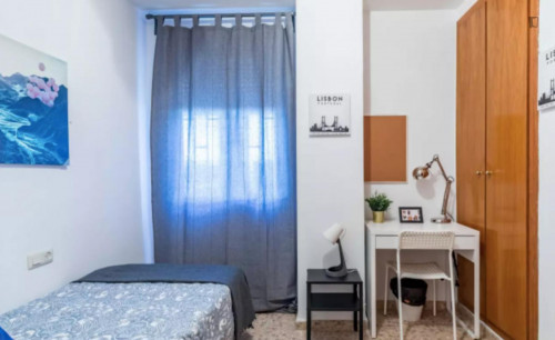 Single bedroom in a student flat, near the Ayora metro