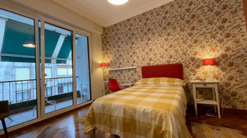 Really cool single bedroom with a balcony, in Indautxu
