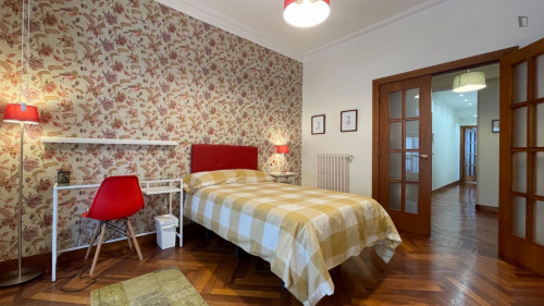 Really cool single bedroom with a balcony, in Indautxu