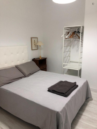 Piso con tres habitaciones, 1 baño completo y 1 aseo