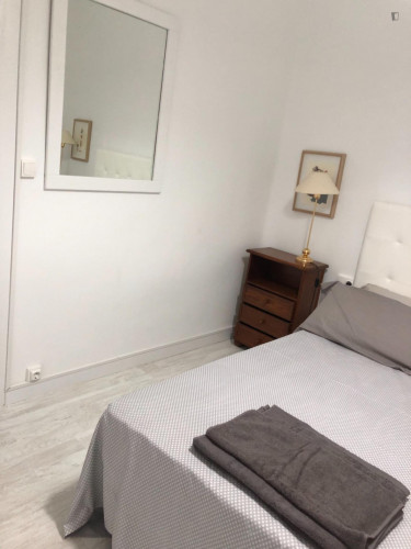 Piso con tres habitaciones, 1 baño completo y 1 aseo