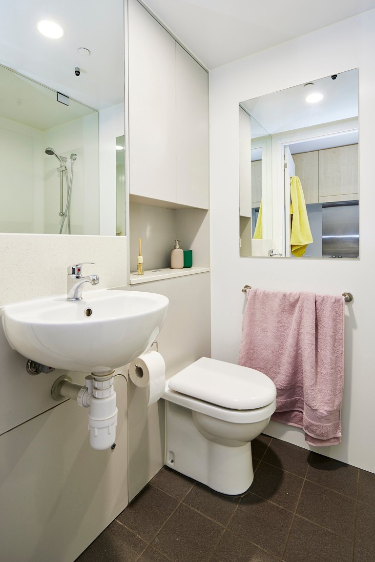  King Single Bed With 4 Bed Apartment With En-Suite  -  Urbanest Cleveland Street  - Gallery -  8