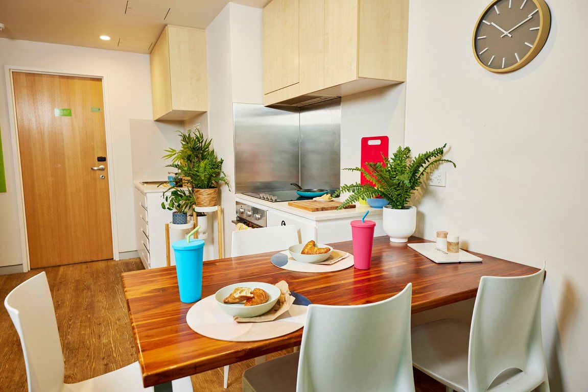  King Single Bed With 4 Bed Apartment With En-Suite  -  Urbanest Cleveland Street  - Gallery -  12