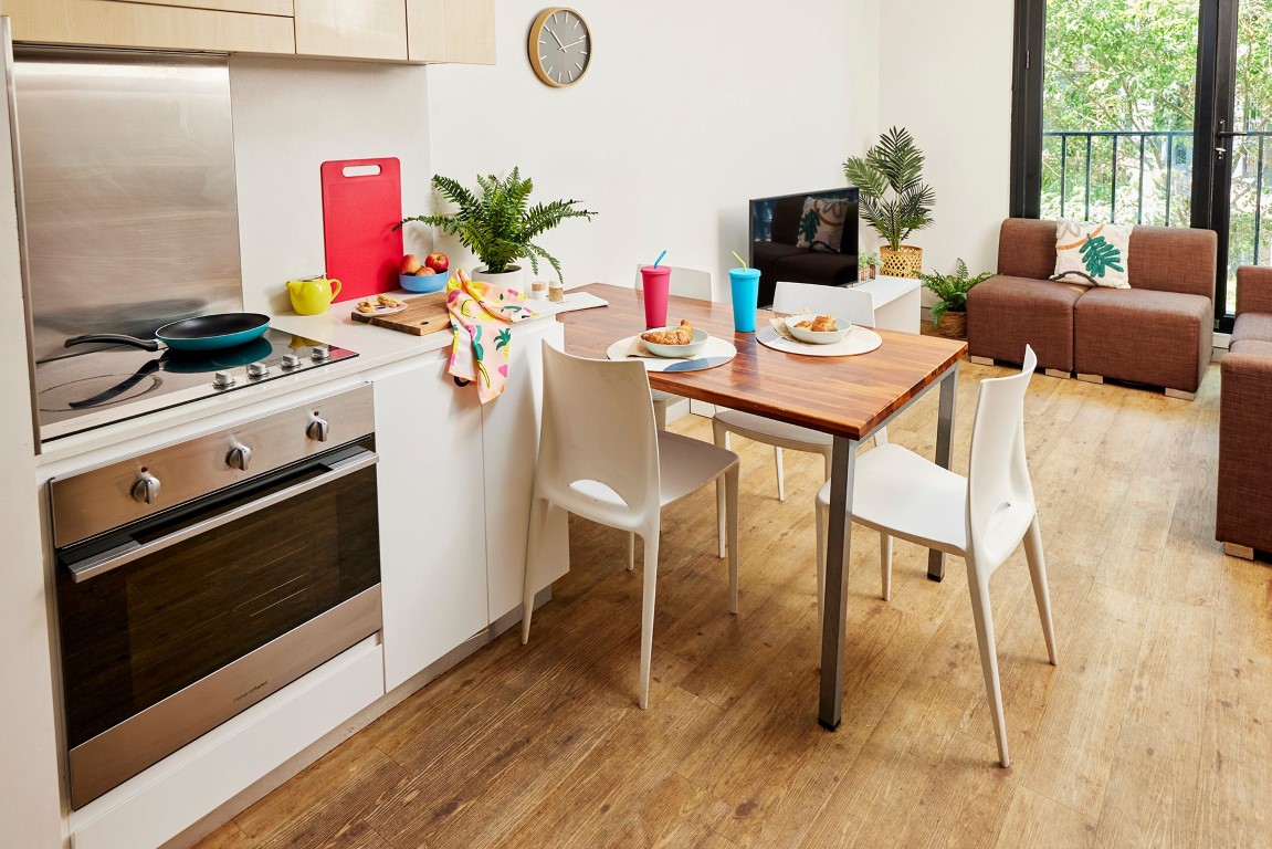  King Single Bed With 5 Bed Apartment With Ensuite  -  Urbanest Cleveland Street  - Gallery -  9