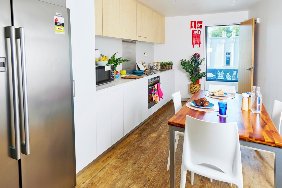  Double Bed With 6 Bed Apartment With En-Suite  -  Urbanest Cleveland Street  - Gallery -  10