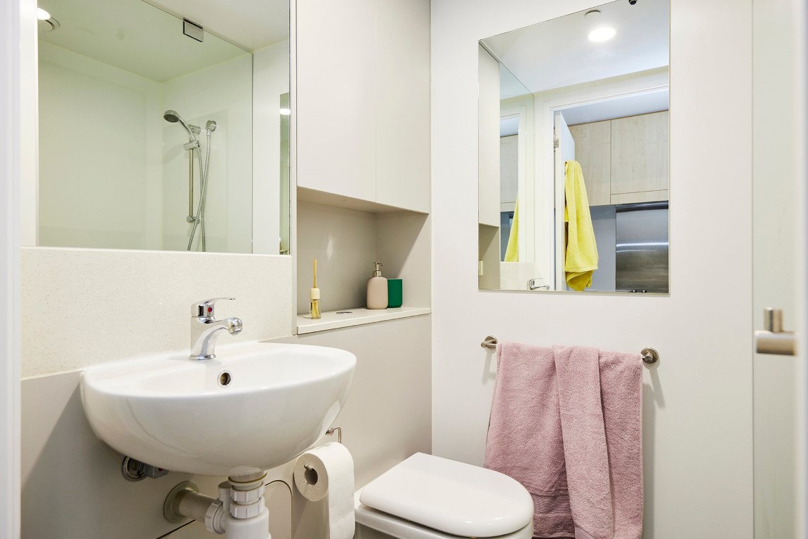 King Single Bed With 6 Bed Apartment With Ensuite  -  Urbanest Cleveland Street  - Gallery -  10