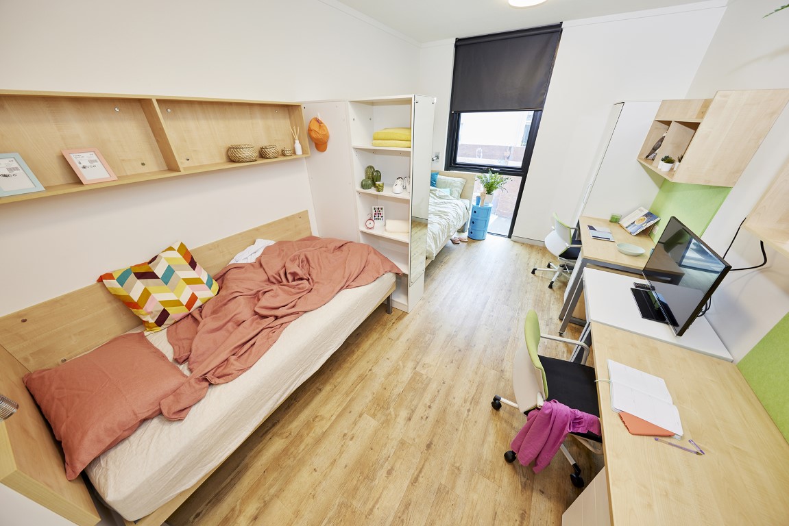  King Single Bed With Twin 8 Bed Apartment With En-Suite  -  Urbanest Cleveland Street  - Gallery -  1