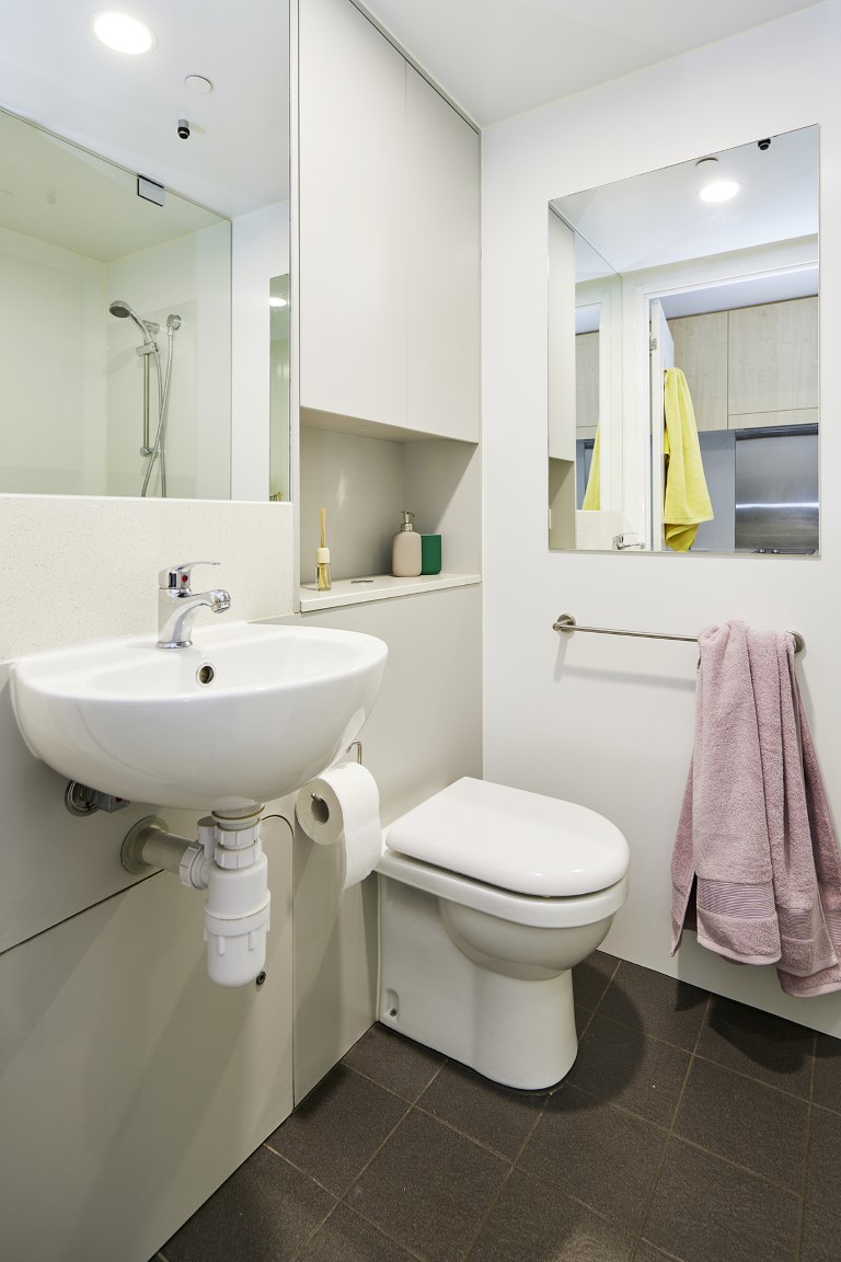  King Single Bed With Twin 8 Bed Apartment With En-Suite  -  Urbanest Cleveland Street  - Gallery -  5