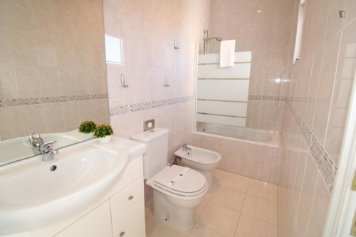 Comfortable 2-bedroom apartment steps away from the Lisbon Zoo