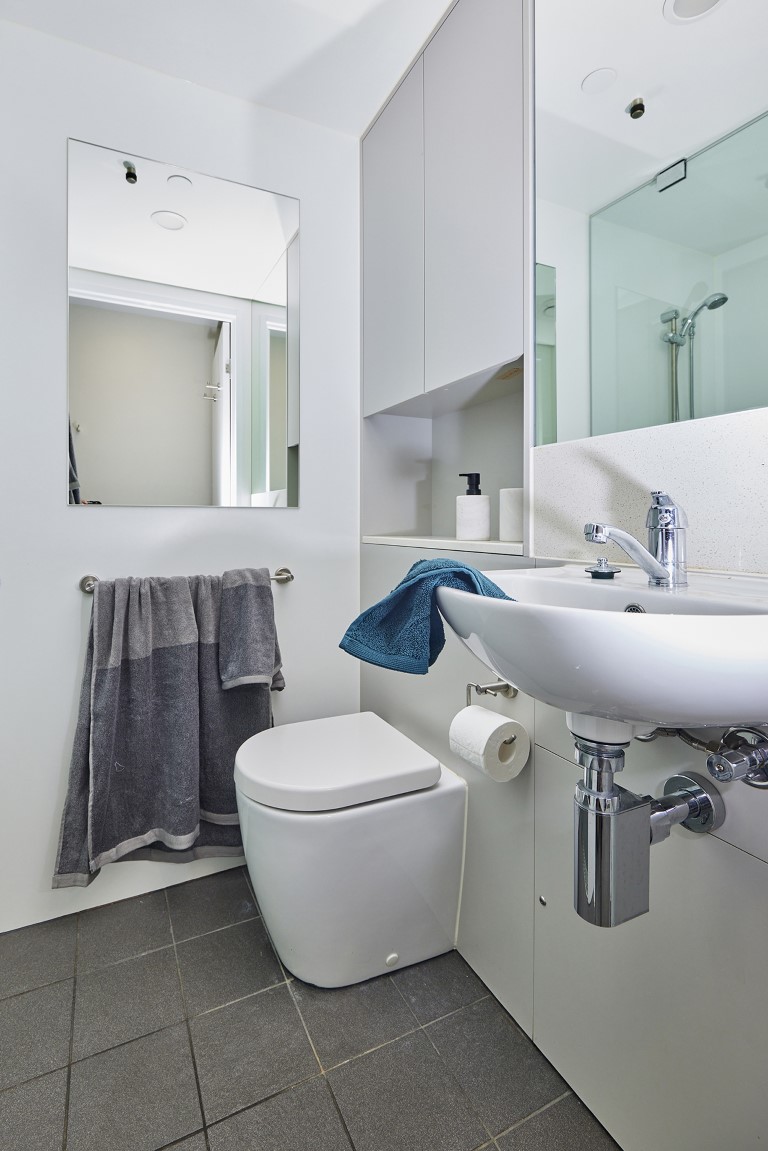  King Single Bed, 5 Bed Apartment With Ensuite  -  Urbanest Darling Square  - Gallery -  3