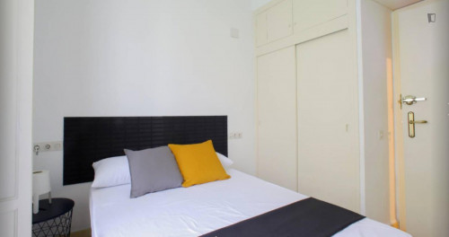 Warm and cosy double bedroom in Russafa
