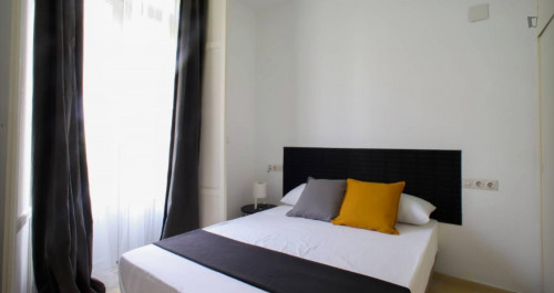 Warm and cosy double bedroom in Russafa