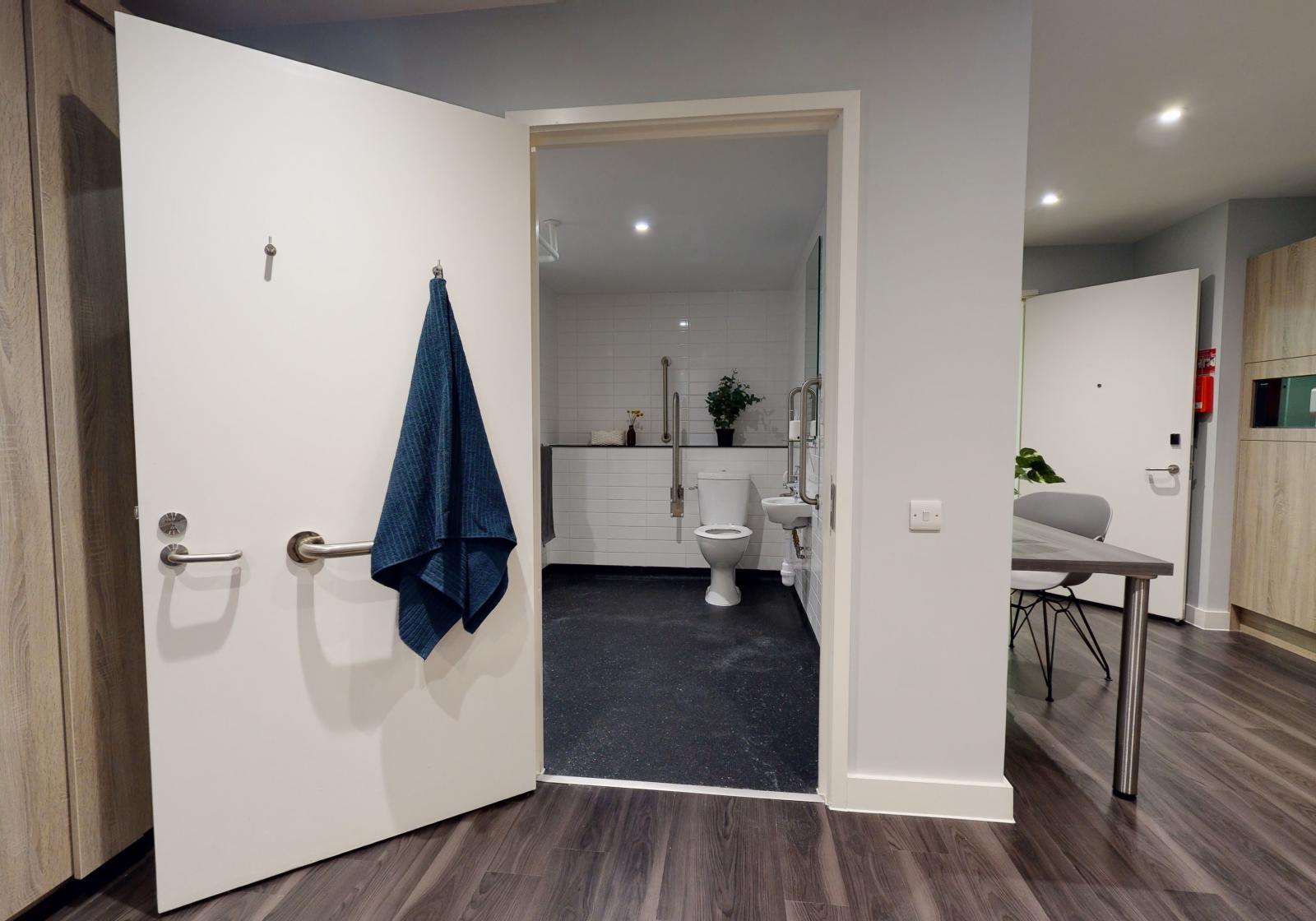  Platinum Studio Twin  -  iQ Hammersmith  - Gallery -  4