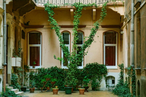 Spacious 2-bedroom and living room apartment near Blaha Lujza tér metro station