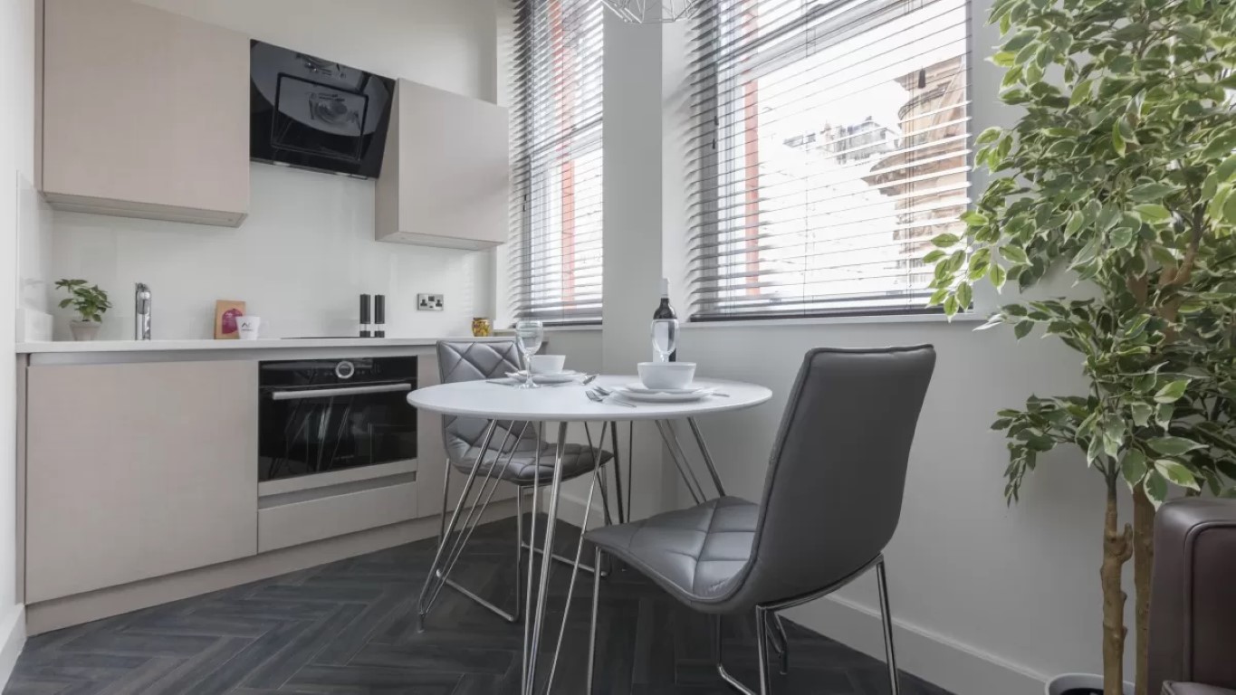 Compact Studio Apartment - King Street - Gallery - 2