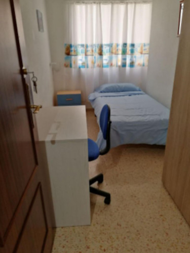 Bright single bedroom in Els Àngels