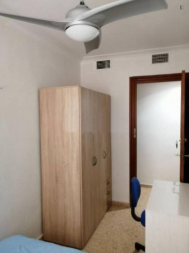 Bright single bedroom in Els Àngels