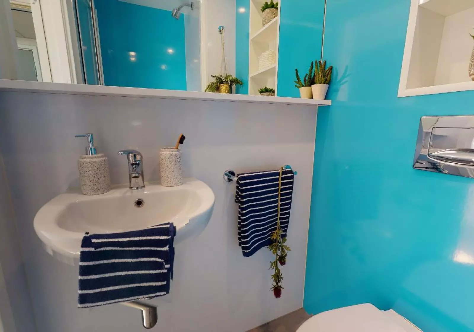  Gold En-Suite Premium  -  iQ Haywood House  - Gallery -  2