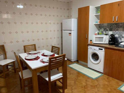 Lovely double bedroom in Covilhã