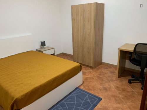 Lovely double bedroom in Covilhã