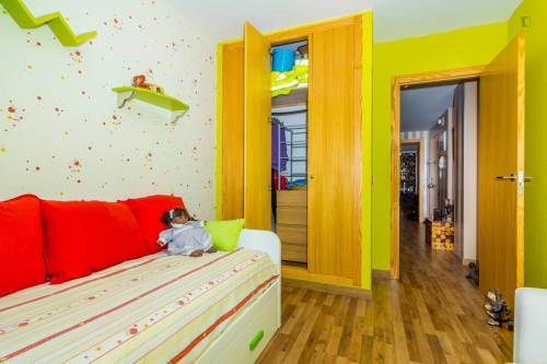 Colourful double bedroom near the Puerta de Alicante shopping centre