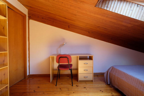 Comfortable and cozy bedroom in a student apartment, in Coimbra