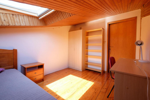 Comfortable and cozy bedroom in a student apartment, in Coimbra