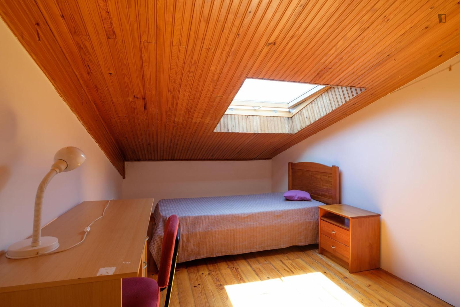 Comfortable And Cozy Bedroom In A Student Apartment, In Coimbra - Comfortable and cozy bedroom in a student apartment, in Coimbra - Gallery - 1