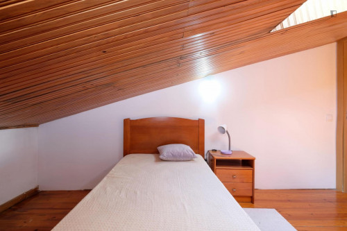 Comfortable and cozy bedroom in a student apartment, in Coimbra