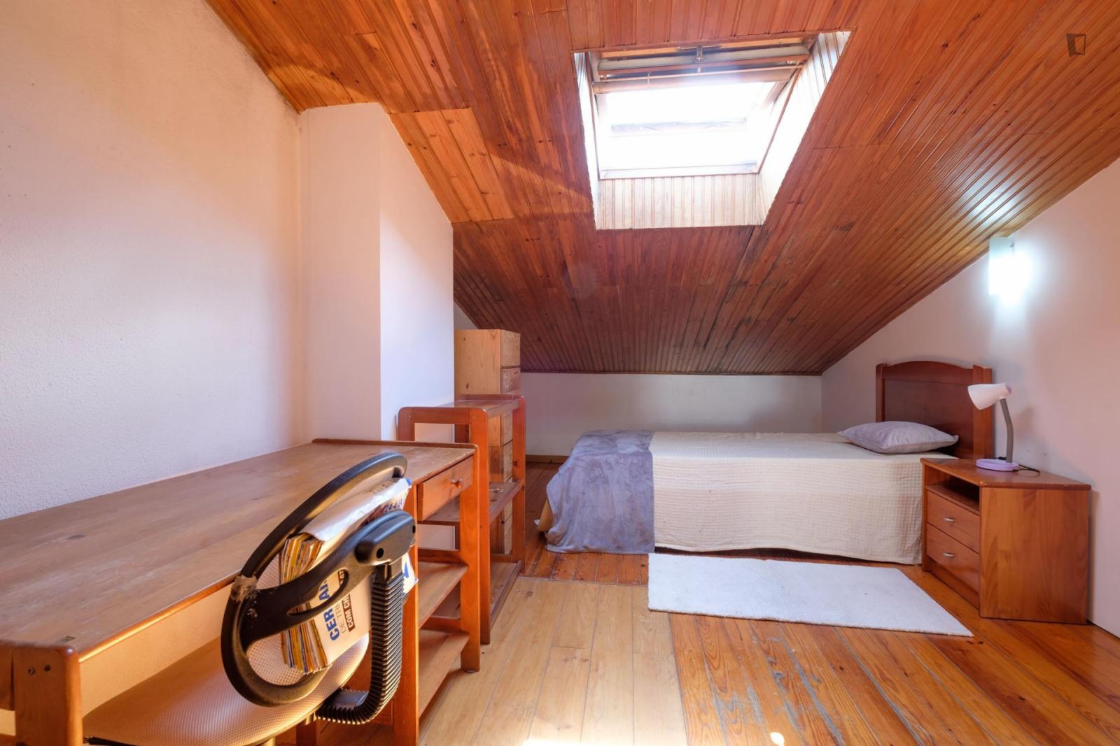 Comfortable And Cozy Bedroom In A Student Apartment, In Coimbra - Comfortable and cozy bedroom in a student apartment, in Coimbra - Gallery - 1