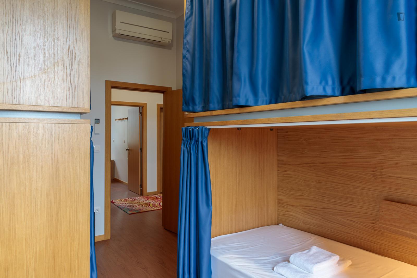  Multiple Beds Bedroom In 8-Bedroom House  -  Multiple beds bedroom in 8-bedroom house  - Gallery -  1