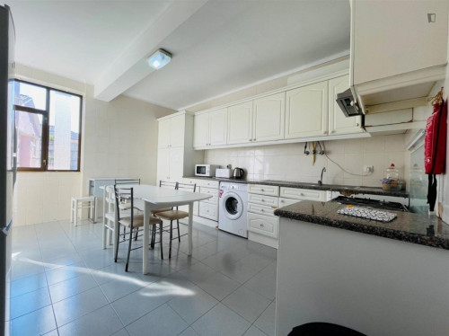 Comfortable and cozy remodeled bedroom in a student apartment, in Coimbra