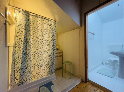 Comfortable and cozy remodeled bedroom in a student apartment, in Coimbra  - Gallery -  5
